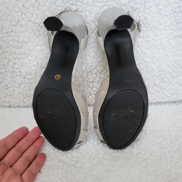 Silver high heels sequin shoes sz 7 1/2 slightly platform - Picture 5 of 8